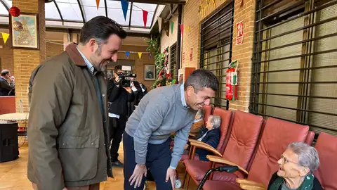 Carlos Mazón, presidente de la Generalitat, y Pablo Ruz, alcalde de Elche, durante la visita el asilo de San José. Carlos Mazón, presidente de la Generalitat, y Pablo Ruz, alcalde de Elche, durante la visita el asilo de San José.