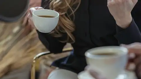 Esta es la mejor manera de causar una buena impresión y que funciona en "casi todas las situaciones" charla tomando café