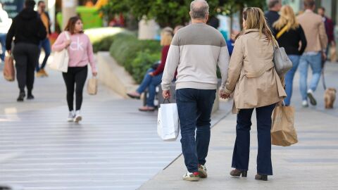 Varias personas van de compras por el centro de Palma