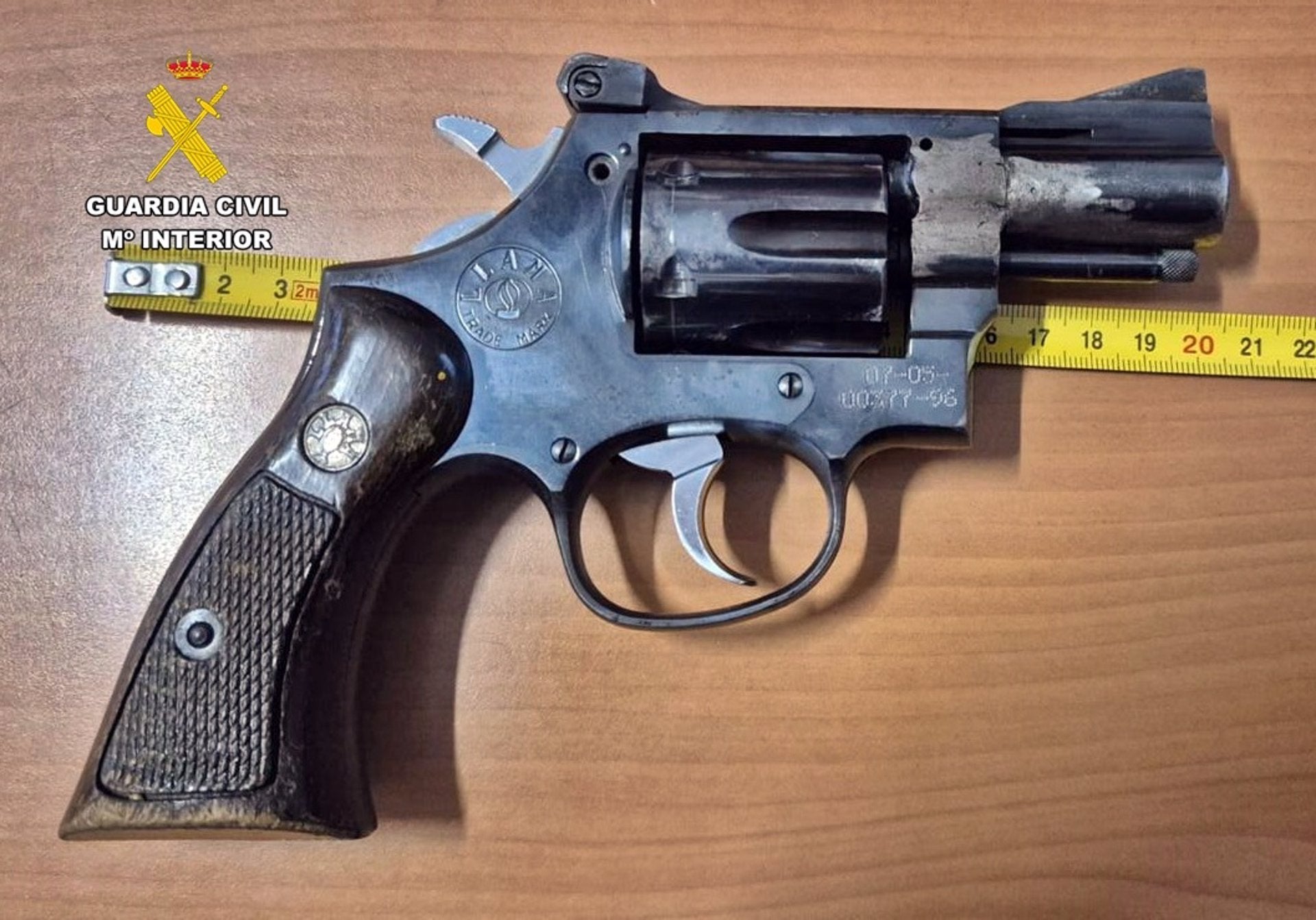 Un detenido cuando circulaba por la A-5 a la altura del término municipal de Guareña con una pistola y 1.600 kilos de hoja de tabaco Un detenido cuando circulaba por la A-5 a la altura del término municipal de Guareña con una pistola y 1.600 kilos de hoja de tabaco
