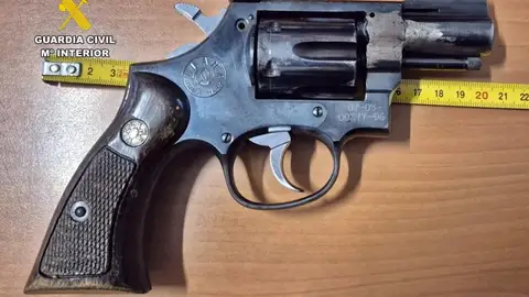 Un detenido cuando circulaba por la A-5 a la altura del término municipal de Guareña con una pistola y 1.600 kilos de hoja de tabaco Un detenido cuando circulaba por la A-5 a la altura del término municipal de Guareña con una pistola y 1.600 kilos de hoja de tabaco