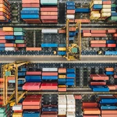 Imatge aèria d'un port amb desenes de contenidors plens de mercaderies Imatge aèria d'un port amb desenes de contenidors plens de mercaderies