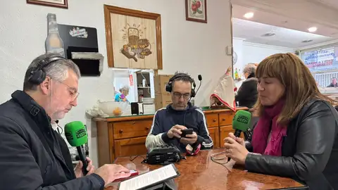 Paula Plaza, vecina de Albal, Valencia, con Carlos Alsina en el programa especial por Nochebuena Paula Plaza, vecina de Albal, Valencia, con Carlos Alsina en el programa especial por Nochebuena