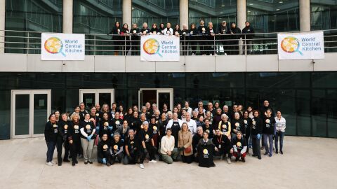 Grupo de voluntarios de World Central Kitchen en el CDT de Valencia