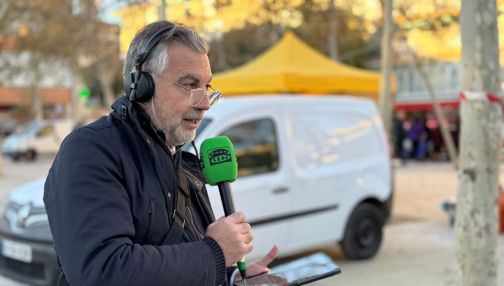 Carlos Alsina, durante el especial nochebuena en los pueblos afectados por la DANA/ Boro Peiro