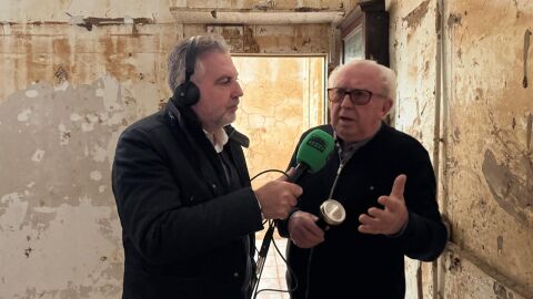 Vicente, aficionado a las radios antiguas, en su taller de Paiporta arrasado por la DANA/ Boro Peiró