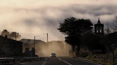 Un vehículo circula entre la niebla en la carretera LU-530 a su paso por A Fontaneira, Lugo. Un vehículo circula entre la niebla en la carretera LU-530 a su paso por A Fontaneira, Lugo.