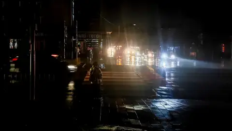 Foto de archivo de una calle en completa oscuridad en Leópolis (Ucrania) tras un ataque de Rusia contra el sistema eléctrico. Foto de archivo de una calle en completa oscuridad en Leópolis (Ucrania) tras un ataque de Rusia contra el sistema eléctrico.