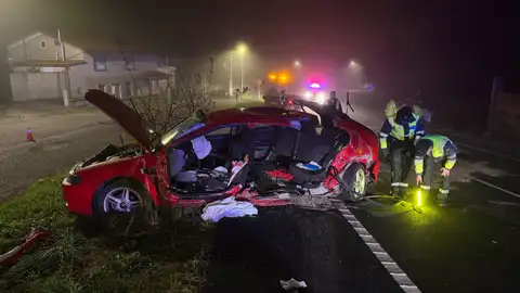 Los bomberos de Ponteareas (Pontevedra) liberaron a una persona que quedó atrapada en su coche tras colisionar con otro vehículo y volcar. El choque se produjo en la PO-254 en Pías, hacia las tres de esta madrugada. Los bomberos de Ponteareas (Pontevedra) liberaron a una persona que quedó atrapada en su coche tras colisionar con otro vehículo y volcar. El choque se produjo en la PO-254 en Pías, hacia las tres de esta madrugada.