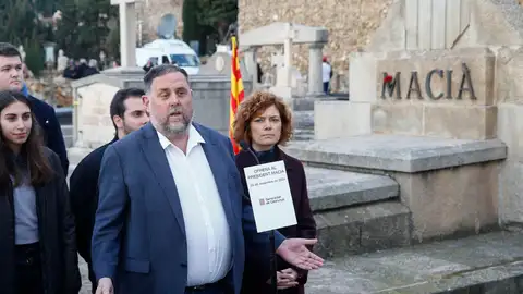El presidente de Esquerra Republicana, Oriol Junqueras, participa en la tradicional ofrenda floral ante la tumba del expresidente de la Generalitat republicana Francesc Macià. El presidente de Esquerra Republicana, Oriol Junqueras, participa en la tradicional ofrenda floral ante la tumba del expresidente de la Generalitat republicana Francesc Macià.
