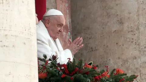 El papa Francisco durante su mensaje de Navidad en la basílica de San Pedro