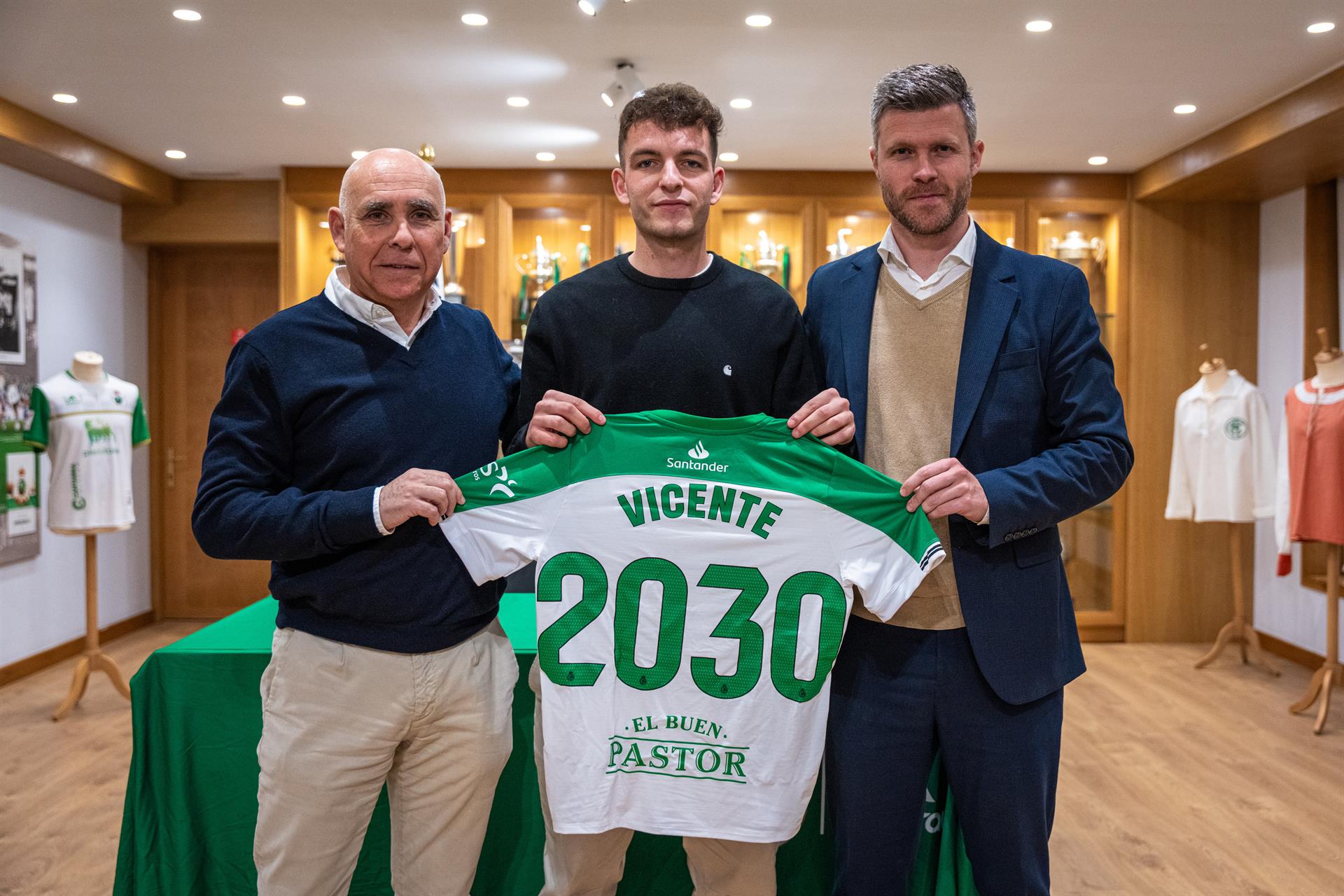 El Racing renueva a Íñigo Vicente hasta el 30 de junio de 2030 El Racing renueva a Íñigo Vicente hasta el 30 de junio de 2030