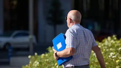 Un hombre pasea por una calle de Madrid. Un hombre pasea por una calle de Madrid.