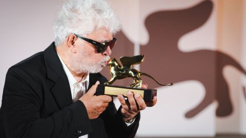 Pedro Almod&oacute;var besa el Le&oacute;n de Oro para 'La habitaci&oacute;n de al lado' en la Mostra de Venecia 2024