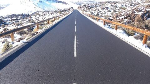 Una de las 3 carreteras de acceso al Teide en Tenerife nevada en el d&iacute;a de Navidad de 2024
