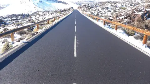 Una de las 3 carreteras de acceso al Teide en Tenerife nevada en el día de Navidad de 2024 Una de las 3 carreteras de acceso al Teide en Tenerife nevada en el día de Navidad de 2024