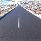 Una de las 3 carreteras de acceso al Teide en Tenerife nevada en el día de Navidad de 2024