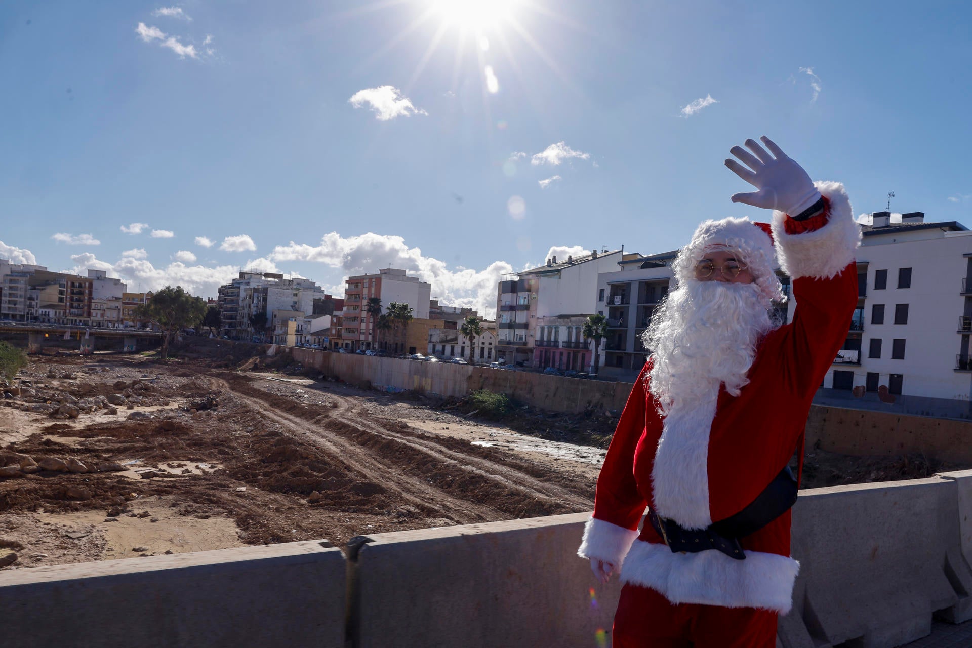 Voluntarios de Vila-real vestidos de Papá y Mamá Noel reparten en Paiporta regalos comprados en la zona cero de la dana o donados Voluntarios de Vila-real vestidos de Papá y Mamá Noel reparten en Paiporta regalos comprados en la zona cero de la dana o donados