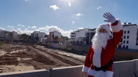 Voluntarios de Vila-real vestidos de Papá y Mamá Noel reparten en Paiporta regalos comprados en la zona cero de la dana o donados Voluntarios de Vila-real vestidos de Papá y Mamá Noel reparten en Paiporta regalos comprados en la zona cero de la dana o donados