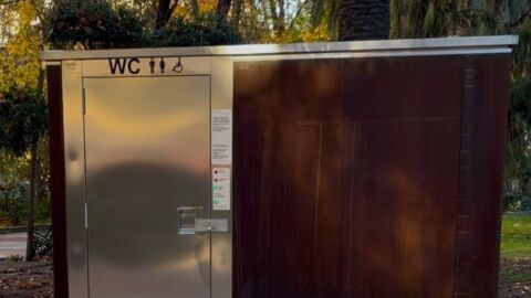 Ba&ntilde;o p&uacute;blico en el Paseo de C&aacute;novas