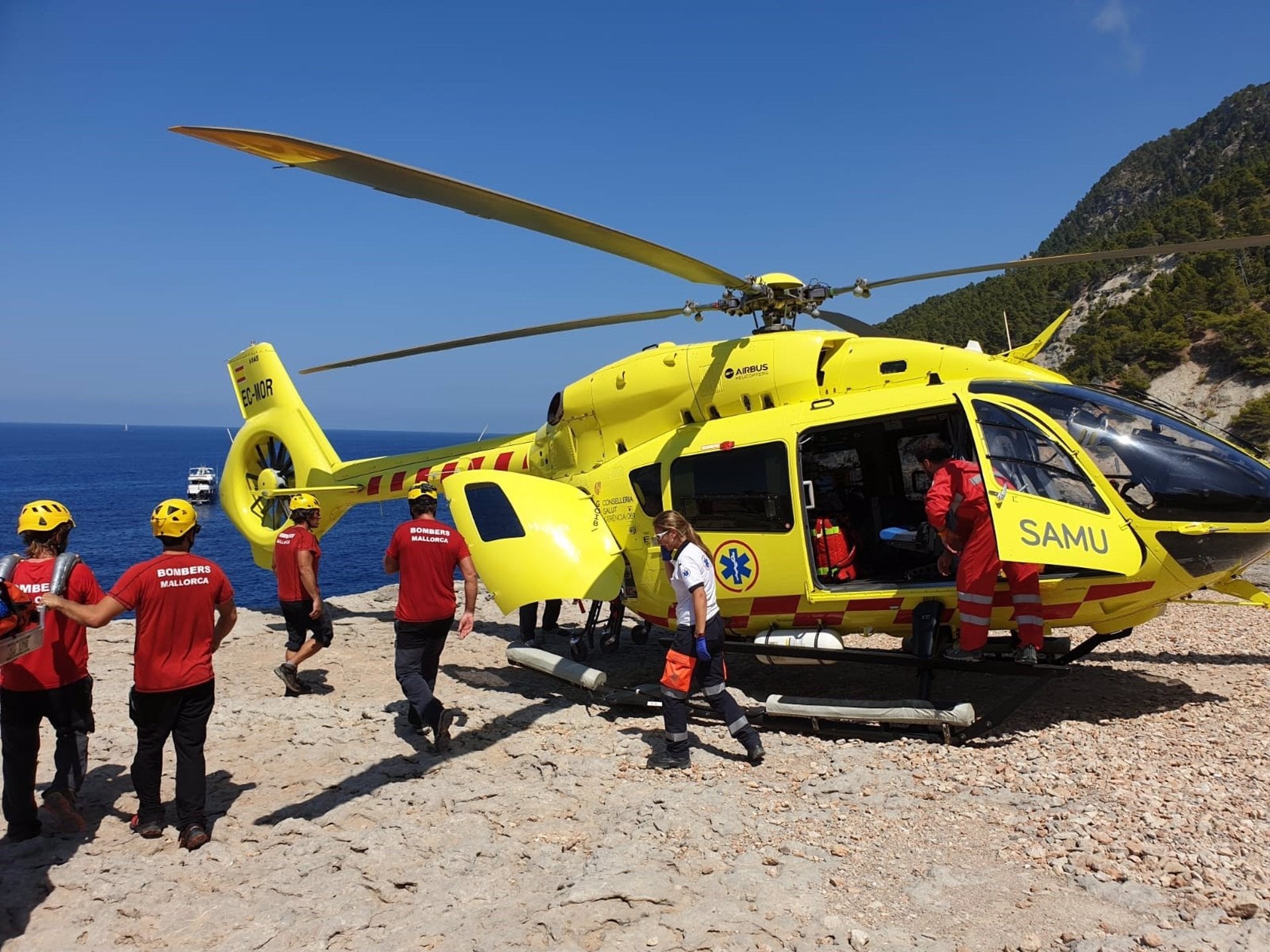 Un hombre cae al mar y es rescatado en helicóptero en Cap Blanc, Llucmajor Un hombre cae al mar y es rescatado en helicóptero en Cap Blanc, Llucmajor
