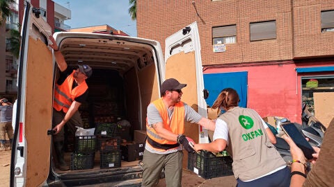 Miembros de Oxfam Intermón distribuyen frutas y verduras en uno de los municipios afectados por la DANA de València