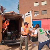 Miembros de Oxfam Intermón distribuyen frutas y verduras en uno de los municipios afectados por la DANA de València Miembros de Oxfam Intermón distribuyen frutas y verduras en uno de los municipios afectados por la DANA de València
