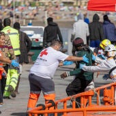 Migrantes llegan hasta el Puerto de los Cristianos en el sur de Tenerife en el día de Navidad de 2024