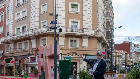 El portavoz de la plataforma Salvar Torrelavega, Ángel Herreros, junto a una de las cámaras de videovigilancia El portavoz de la plataforma Salvar Torrelavega, Ángel Herreros, junto a una de las cámaras de videovigilancia
