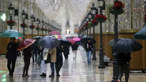 Gente con paraguas por las calles de Málaga. Gente con paraguas por las calles de Málaga.