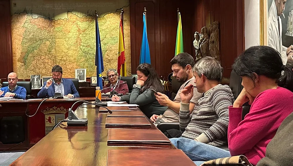 Ismael González y Sandra Gil en el ultimo pleno municipal del año. Ismael González y Sandra Gil en el ultimo pleno municipal del año.