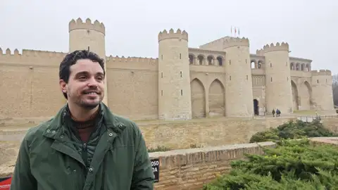 Darío Villagrasa ha anunciado su candidatura frente al Palacio de la Aljafería Darío Villagrasa ha anunciado su candidatura frente al Palacio de la Aljafería