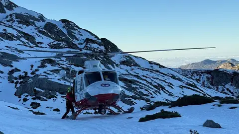 Buscan a un montañero perdido desde hace tres días en Picos de Europa El helicóptero del Gobierno de Cantabria en el dispositivo de búsqueda del montañero perdido