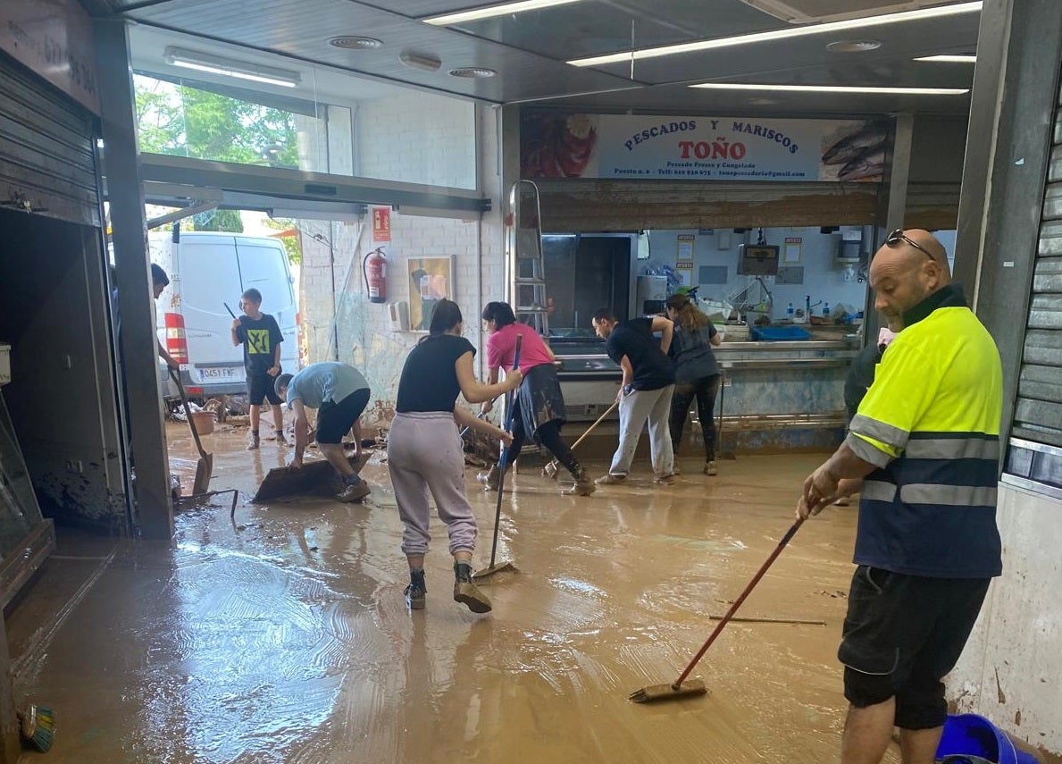 Los vendedores del Mercado Central de Valencia inician una campaña de recogida de fondos para adquirir deshumidificadores Los vendedores del Mercado Central de Valencia inician una campaña de recogida de fondos para adquirir deshumidificadores