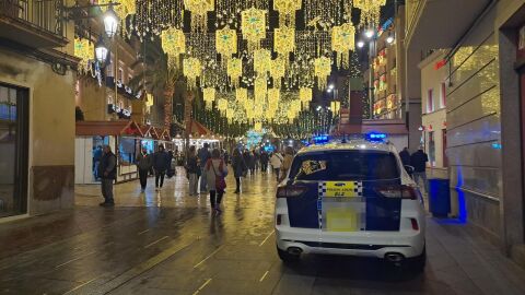 Vehículo de la Policía Local en Elche en la Navidad de 2024.