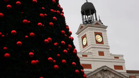 El Reloj de la Puerta del Sol, tras la puesta apunto que le han realizando para que marque con total precisión el cambio de año. Madrid refuerza el dispositivo de seguridad para las preúvas, Nochevieja y la San Silvestre