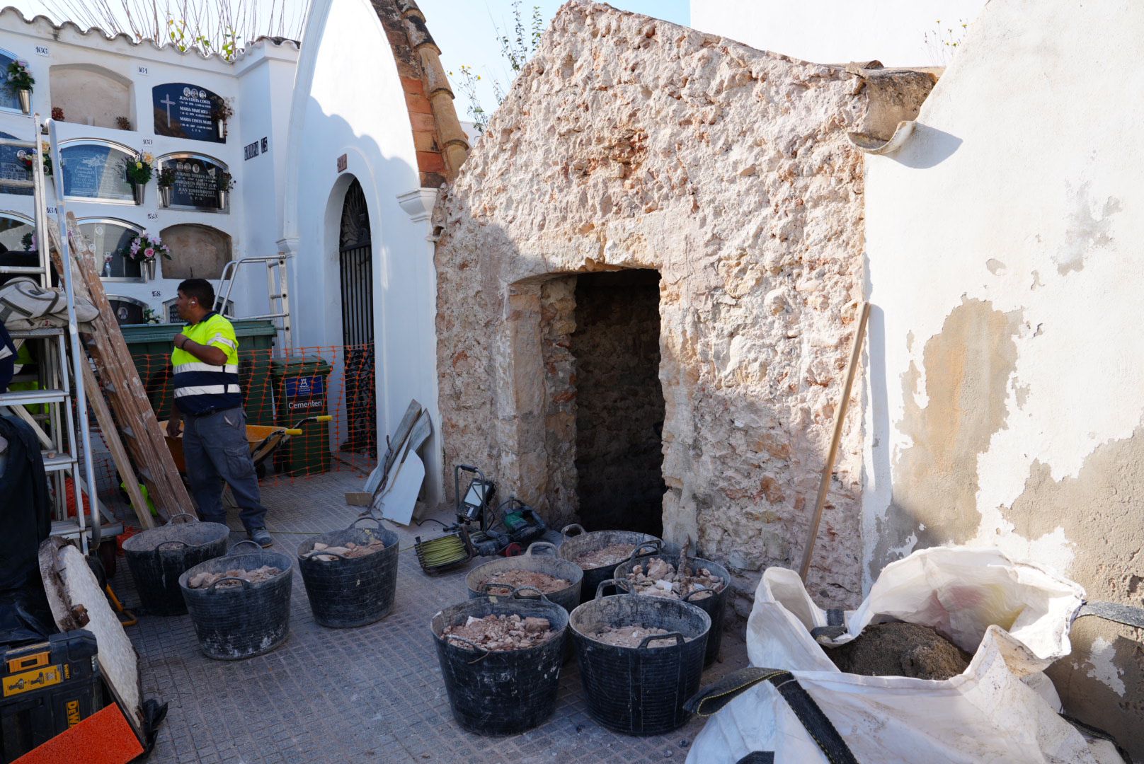Comienzan las obras para enterrar restos de fosas comunes en el Cementeri Vell d'Eivissa Comienzan las obras para enterrar restos de fosas comunes en el Cementeri Vell d'Eivissa