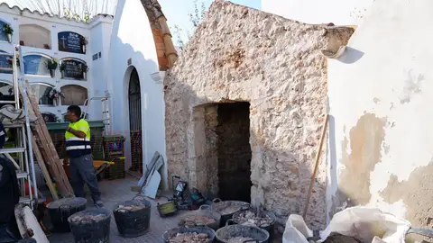 Iniciativa llevada a cabo por el Ayuntamiento de Eivissa en el Cementeri Vell para poder enterrar dignamente restos identificados de las fosas comunes Iniciativa llevada a cabo por el Ayuntamiento de Eivissa en el Cementeri Vell para poder enterrar dignamente restos identificados de las fosas comunes