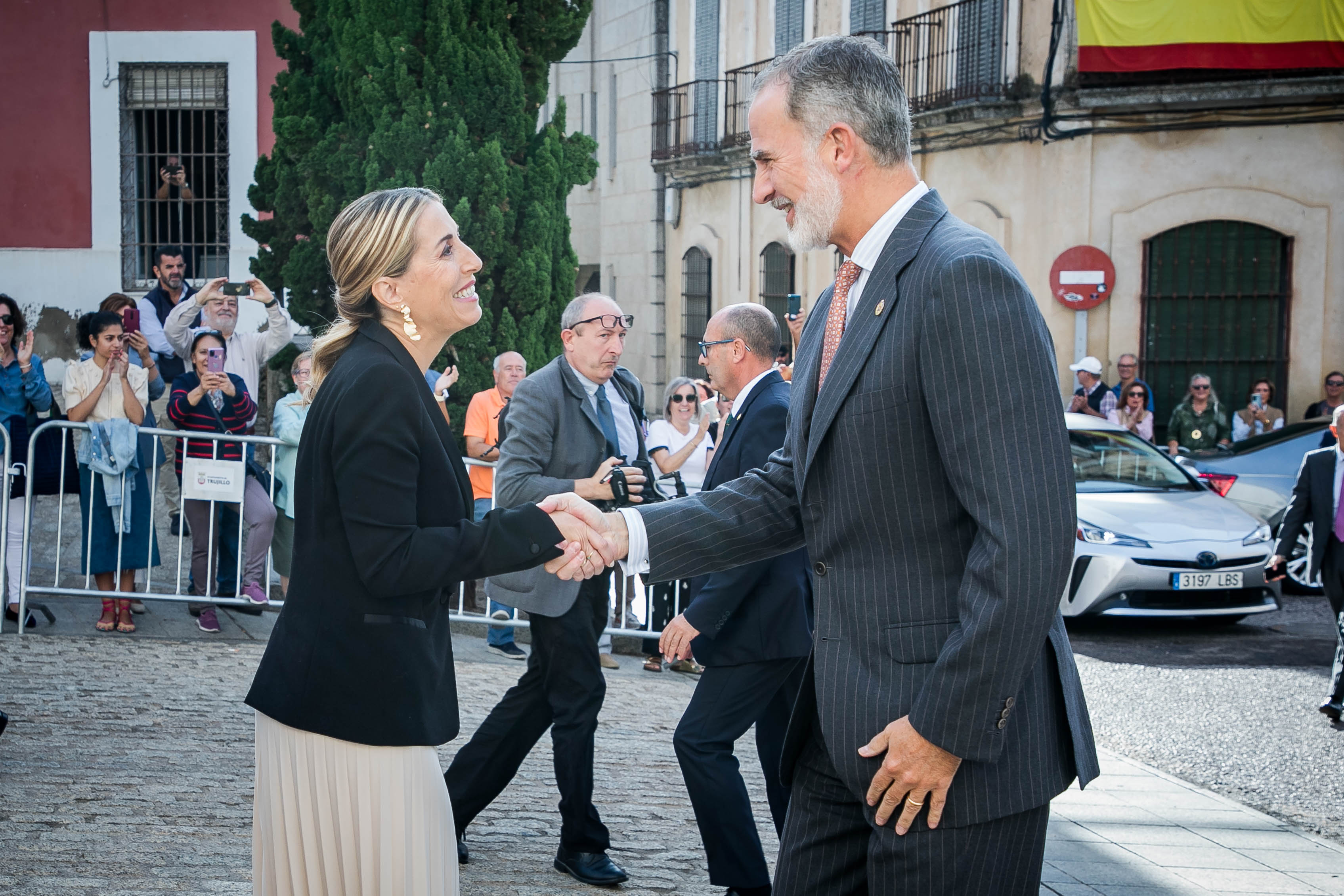 La presidenta de la Junta destaca el papel "esencial" de Felipe VI y apoya su llamamiento a alejarse de la crispación La presidenta de la Junta destaca el papel "esencial" de Felipe VI y apoya su llamamiento a alejarse de la crispación