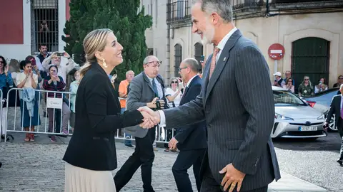 La presidenta de la Junta destaca el papel "esencial" de Felipe VI y apoya su llamamiento a alejarse de la crispación La presidenta de la Junta destaca el papel "esencial" de Felipe VI y apoya su llamamiento a alejarse de la crispación