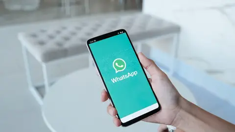 Un móvil con la aplicación de WhatsApp. Un móvil con la aplicación de WhatsApp.