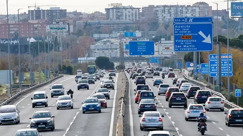Imagen de archivo de las carreteras españolas en el puente de la Constitución. Arranca la operación de Fin de Año de Tráfico, que prevé 6,4 millones de viajes