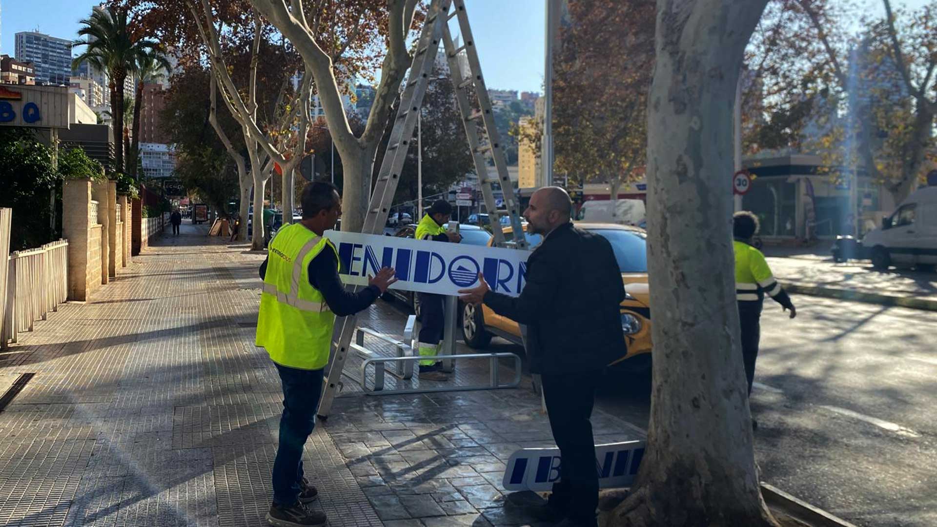 Benidorm coloca nuevos postes y cartelería del Plan de Señalización Direccional Benidorm coloca nuevos postes y cartelería del Plan de Señalización Direccional