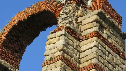 FONDENEX insta a la Junta de Extremadura a instalar 10 nidos de cigüeñas artificiales en el acueducto de los Milagros en Mérida FONDENEX insta a la Junta de Extremadura a instalar 10 nidos de cigüeñas artificiales en el acueducto de los Milagros en Mérida