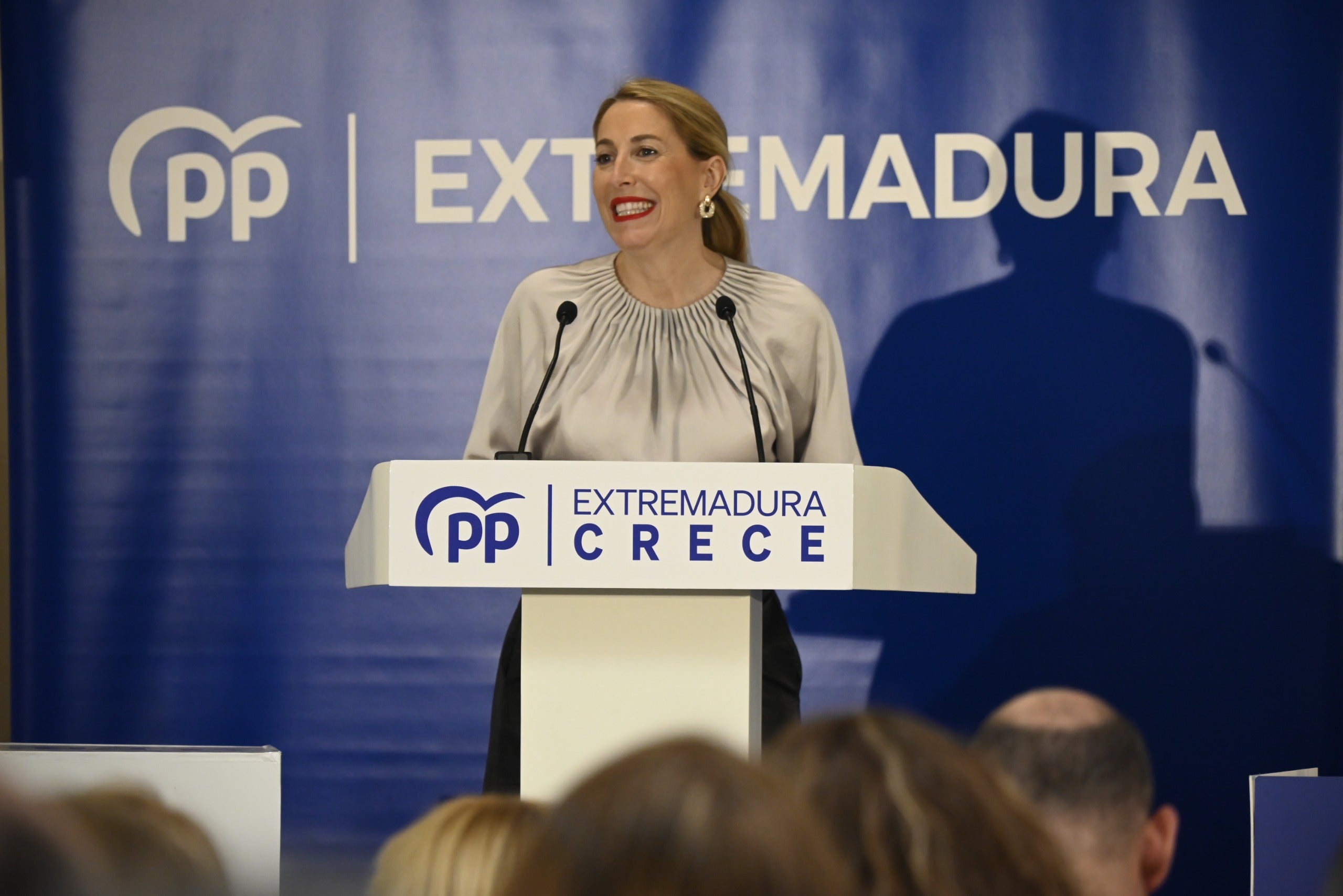 María Guardiola reitera su compromiso de gobernar uniendo a los extremeños: “No vamos a permitir un bloqueo de esta tierra” María Guardiola reitera su compromiso de gobernar uniendo a los extremeños: “No vamos a permitir un bloqueo de esta tierra”