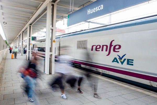 En servicio el AVE Huesca - Madrid que acercará más esquiadores al Pirineo En servicio el AVE Huesca - Madrid que acercará más esquiadores al Pirineo