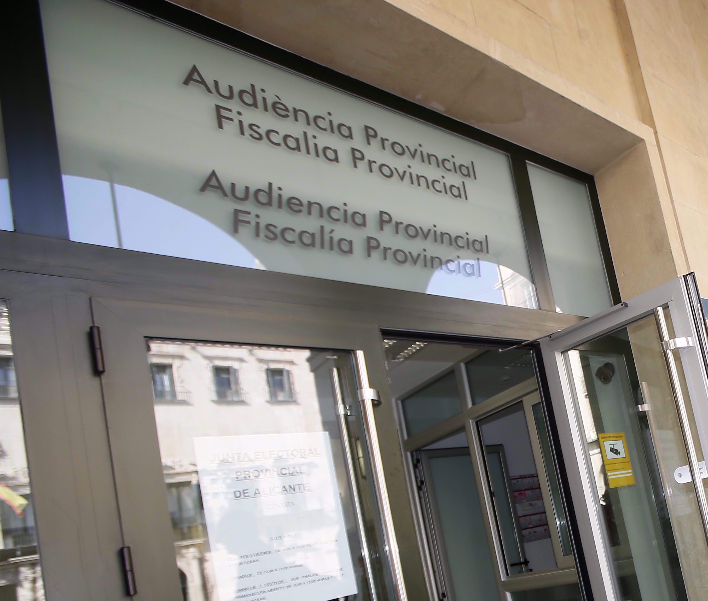Puerta de acceso a la Audiencia Provincial de Alicante Puerta de acceso a la Audiencia Provincial de Alicante
