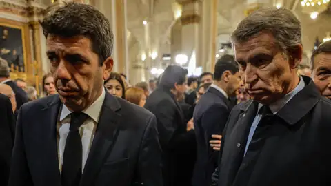 Feijóo y Mazón, tras el funeral por las víctimas de la DANA celebrado en la catedral de Valencia. Feijóo y Mazón, tras el funeral por las víctimas de la DANA celebrado en la catedral de Valencia.