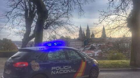 La Policía Nacional detiene a dos personas acusadas de venta de drogas en el entorno de un centro escolar de Santiago 