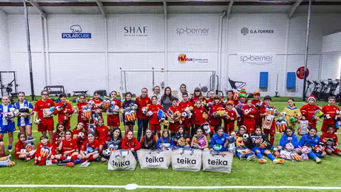 Teika y Valencia CF Femenino entregan juguetes y material del club a niños y niñas de las escuelas deportivas afectadas por la DANA Teika y Valencia CF Femenino entregan juguetes y material del club a niños y niñas de las escuelas deportivas afectadas por la DANA